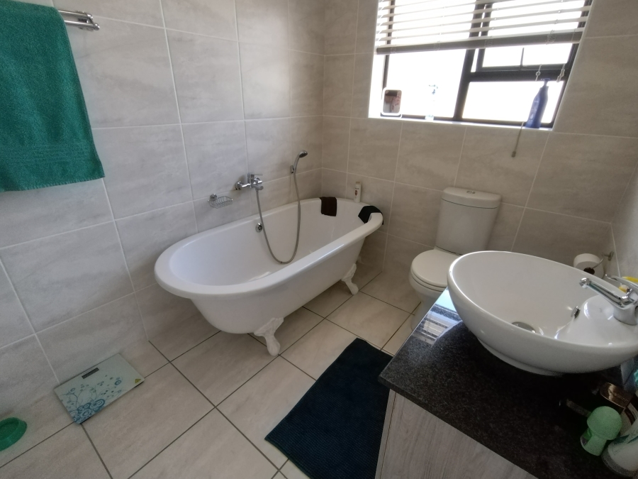 3 Bedroom Property for Sale in Wavecrest Eastern Cape